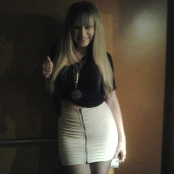 Urban Outfitters White Ruffle Mini w/ Front Zipper - Picture 2 of 6